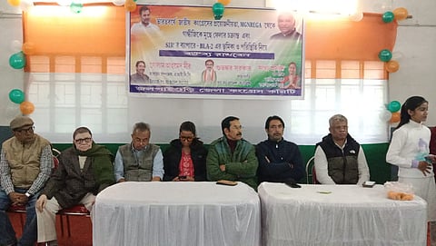 ज़िला कांग्रेस कार्यकर्ताओं से मिलते हुए राज्य प्रेसिडेंट शुभंकर सरकार

