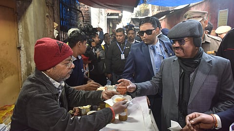 डेकर्स लेन के गलियारे में राज्यपाल ने ली चाय की चुस्की