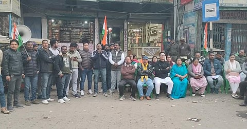 बागान खोलने की मांग को लेकर विरोध करते श्रमिक

