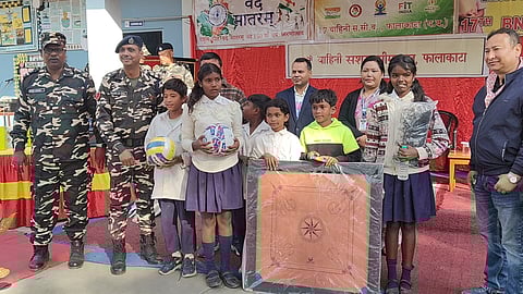 एसएसबी जवानों के साथ विद्यार्थी 