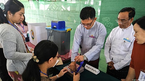 म्यांमार में सैन्य संघर्ष के बीच आम चुनाव, मतदान जारी 