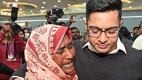 सेवाश्रय 2 के कैंप में एक वृद्धा को हौसला देते अभिषेक बनर्जी