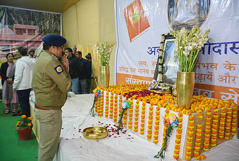 सोमवार को अवधूत देवीदास सेवा संस्थान के शिविर में कोलकाता पुलिस कमिश्नर मनोज वर्मा