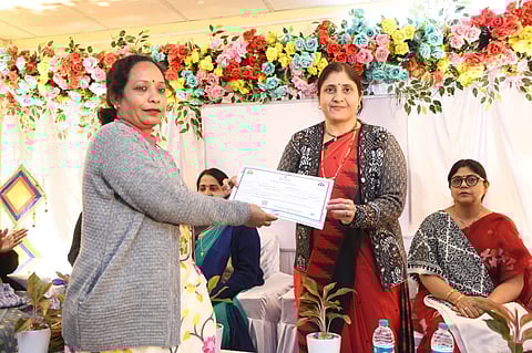 ट्रेनिंग पूरी होने पर 40 महिलाओं को सर्टिफिकेट देकर किया गया सम्मानित