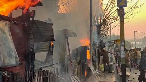 बाघाजतिन स्टेशन के प्लेटफॉर्म पर स्टॉल में लगी  आग, ट्रेन सेवाएं प्रभावित