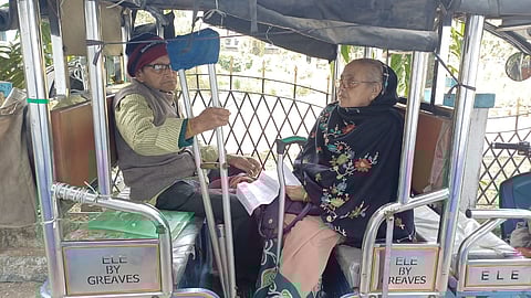 कष्ट सहकर बुजुर्ग पहुंचे सुनवाई केंद्र, जताया आक्रोश