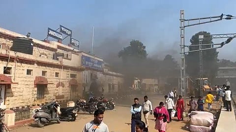 ओडिशा के झारसुगुडा रेलवे स्टेशन पर लगी आग