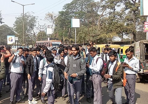 सेंट जोसेफ स्कूल के छात्रों ने स्कूल प्रबंधन के खिलाफ किया प्रदर्शन