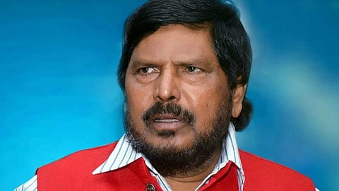 उद्धव ठाकरे भाजपा के साथ रहते तो शिवसेना का चुनाव चिह्न उनके पास ही होता: आठवले