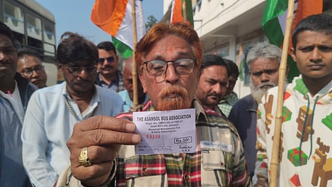 मिनी बस एसोशिएशन के खिलाफ श्रमिकों ने किया प्रदर्शन