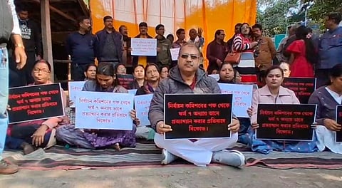 फॉर्म सात खारिज करने के खिलाफ भाजपा ने किया धरना प्रदर्शन