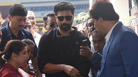 यादवपुर स्थित काटजूनगर स्वर्णमयी विद्यापीठ में एसआईआर सुनवाई के लिए उपस्थित हुए सांसद दीपक अधिकारी 