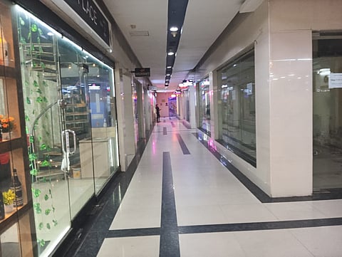 मॉल के बेसमेंट के स्पा सेंटर व मसाज पार्लर

