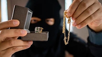 दादी के 10 लाख के गहने चुराए, पोता गिरफ्तार  