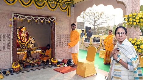 कालीघाट स्थित बगला मां मंदिर में पूजा अर्चना करतीं सीएम ममता बनर्जी 