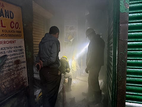 आग बुझाते हुए दमकल कर्मी