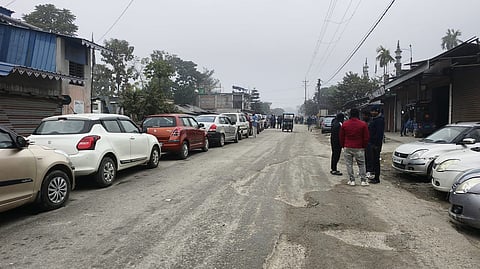 जाम में फंसे वाहन
