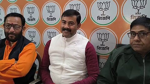 जानकारी देते रायगंज MP कार्तिक चंद्र

