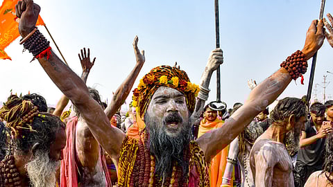 नागा साधुओं ने संगम में लगाई डुबकी