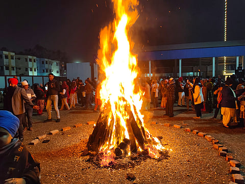 गुरुद्वारा साहिब बर्नपुर में पवित्र अग्नि की परिक्रमा कर मनायी गयी लोहड़ी