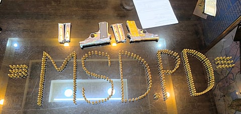 बरामद पिस्तौल, गोलियां व मैगजीन