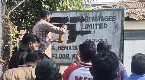 साइनबोर्ड मिटाते श्रमिक