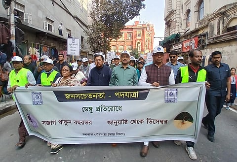 केएमसी की ओर से आयोजित डेंगू जागरूकता रैली में शामिल फिरहाद हकीम. डिप्टी मेयर अतिन घोष. एमएमआईसी संदीप रंजन बख्शी, बोरो चेयरपर्सन साधना बोस  एवं अन्य 