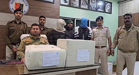 जब्त प्रतिबंधित कैप्सूल व आरोपियों के साथ पुलिस

