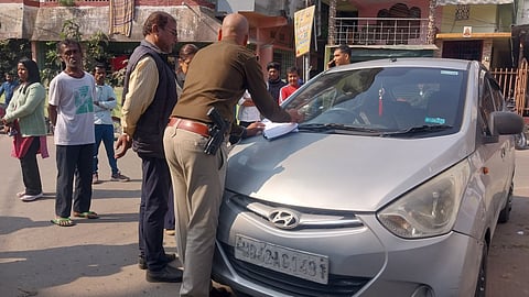 घटनास्थल पर छानबीन करती पुलिस

