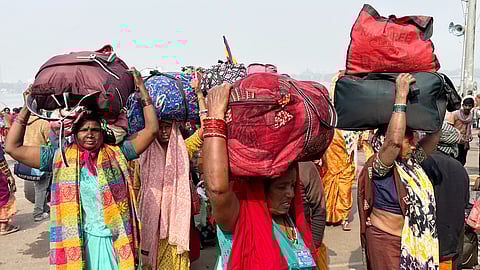 गंगासागर से लौट रहे हैं श्रद्धालुओं ने कहा : पुण्य की डुबकी के बाद हम धन्य हो गये 