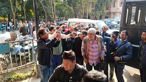 लोगों की भीड़ के बीच आरोपी

