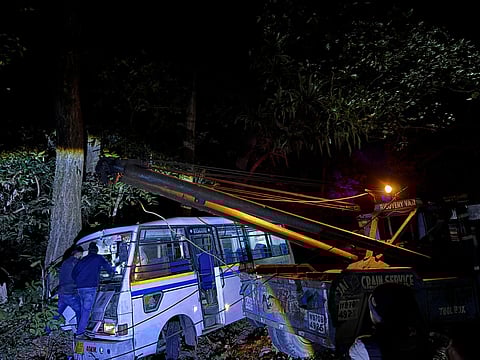 दुर्घटना के बाद क्षतिग्रस्त बस