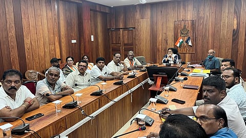 वार्ड 17 में उपचुनाव को लेकर राजनीतिक दलों के साथ समीक्षा बैठक