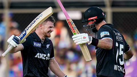 मिचेल और फिलिप्स के शतक, न्यूजीलैंड ने बनाए आठ विकेट पर 337 रन