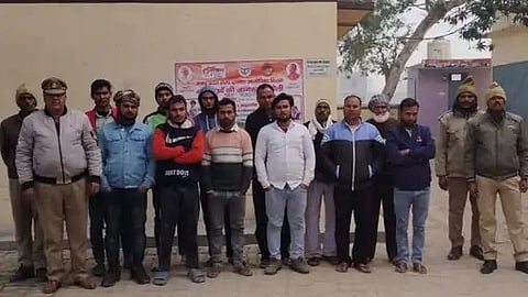 पुलिस ने नमाज पढ़ रहे लोगों को किया गिरफ्तार