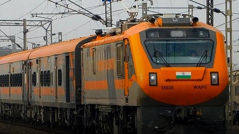 शराब में धुत व्यक्ति ने अमृत भारत एक्सप्रेस ट्रेन को रोका