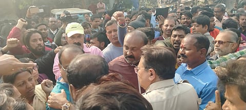 फॉर्म-7 जमा करने को लेकर रणक्षेत्र बना एसडीओ कार्यालय परिसर