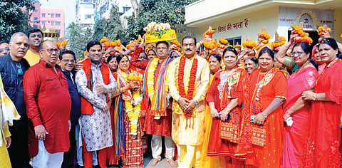 बंगेश्वर महादेव नया मंदिर में आयोजित भागवत कथा के शुभारंभ पर श्रद्धेय पं. मालीराम जी शास्त्री, मुख्य यजमान श्री दिलीप-सरोज चौधरी व अन्य गणमान्य लोग
