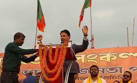 मंच पर सांसद राजू बिष्ट