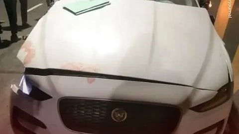 ओवरटेक करने में लक्जरी कार दुर्घनाग्रस्त, उसमें सवार किशोर की मौत