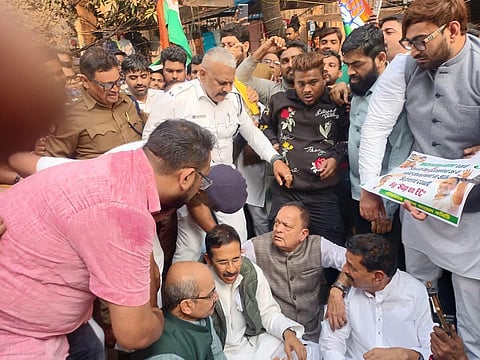 प्रदर्शन करते कांग्रेस कार्यकर्ता