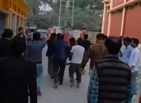 घटनास्थल पर लोगों की भीड़

