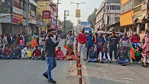 धरने पर बैठे भाजपा समर्थक