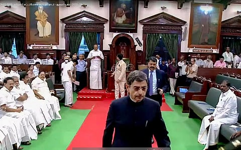 सदन से बाहर जाते राज्यपाल आरएन रवि