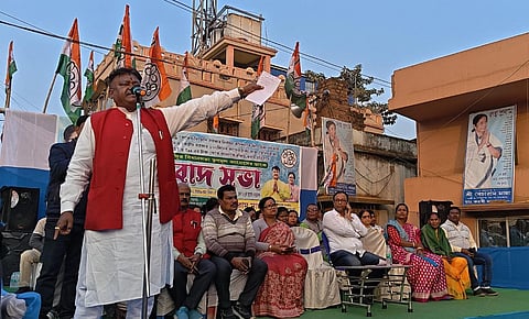 मंत्री वक्तव्य रखते हुए 