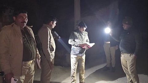 घटनास्थल पर जांच करती पुलिस