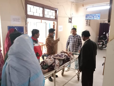 बीमार महिला को अस्पताल ले जाते परिजन