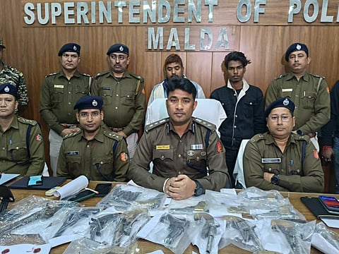 हथियार व आरोपी के साथ पुलिस अधिकारी

