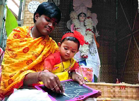 ज्ञान की ओर बच्चे का पहला कदम है 'हाथे खोरी' की परंपरा