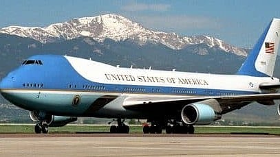 ट्रंप के विमान एयर फोर्स वन को क्यों घंटे भर बाद वापस लौटना पड़ा?